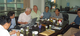   陳法官總經(jīng)理與外國(guó)專(zhuān)家洽談引進(jìn)科...